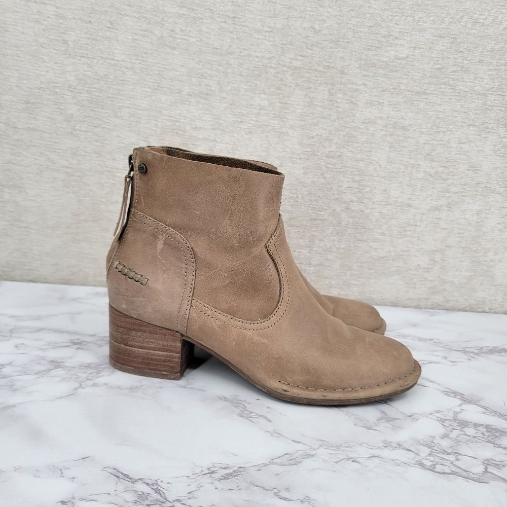 Ugg Bandara Women's Size US 6 Sahara Leather Back Zip Ankle Boots Booties